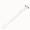 Outil de pressage en plastique blanc avec une extrémité en forme de spatule et des bords fins