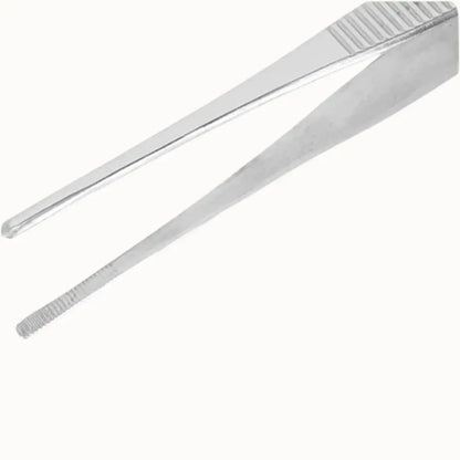 Pince en inox brillante avec des bords lisses et une partie striée pour une meilleure prise