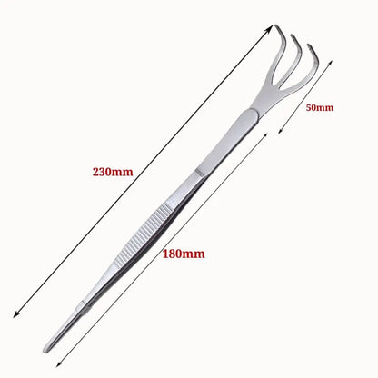 Pince-râteau en inox avec trois dents, finition brillante et manche lisse, sur fond blanc