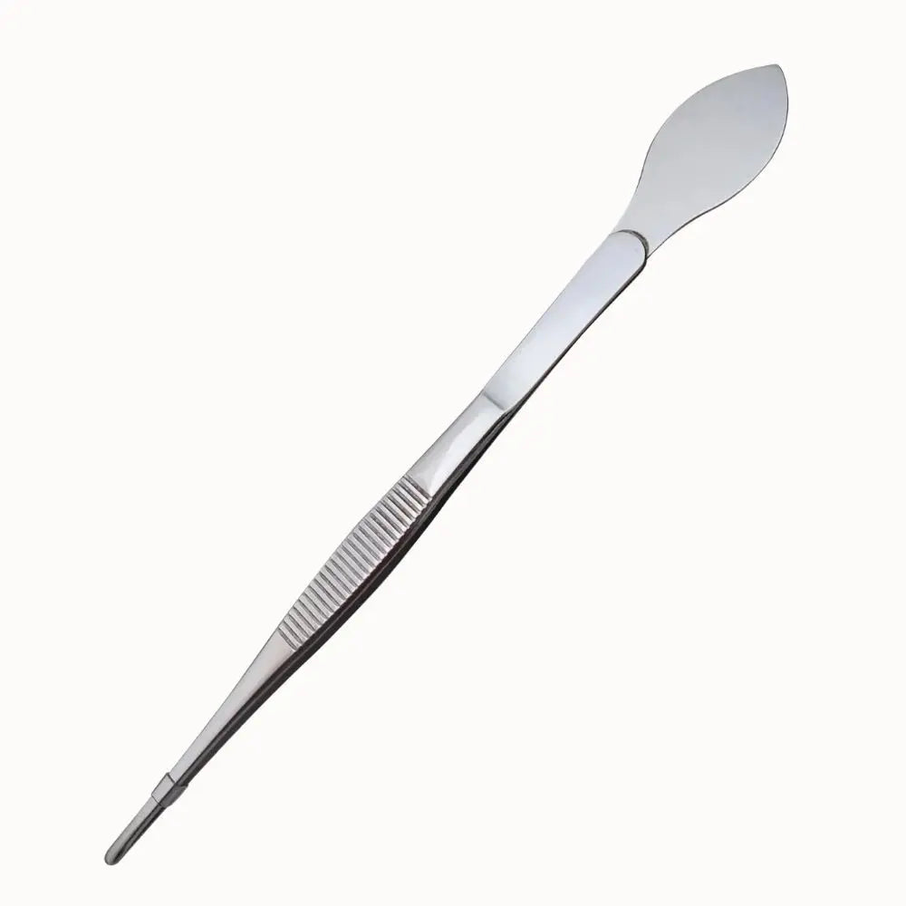 Pince-spatule en métal argenté avec une partie plate et une partie courbée, surface lisse et brillante