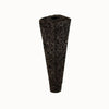 Éponge biochar noire en forme conique, texture poreuse et surface rugueuse, sur fond clair