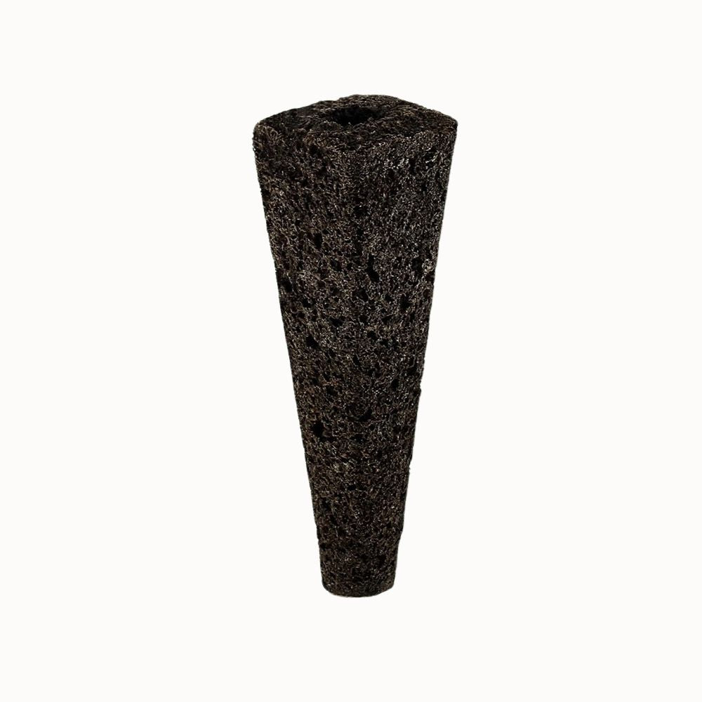 Éponge biochar noire en forme conique, texture poreuse et surface rugueuse, sur fond clair