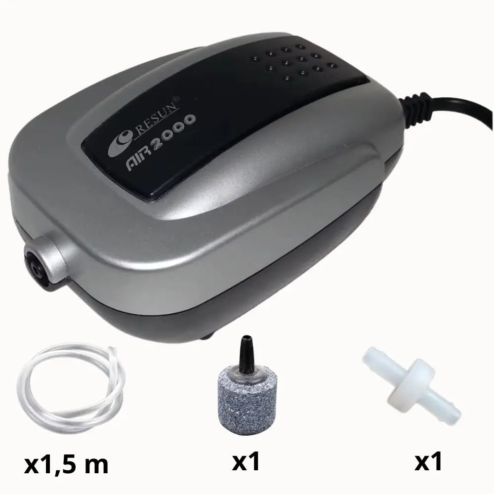 Pompe à air hydroponique grise avec tuyau, diffuseur et accessoires sur fond blanc