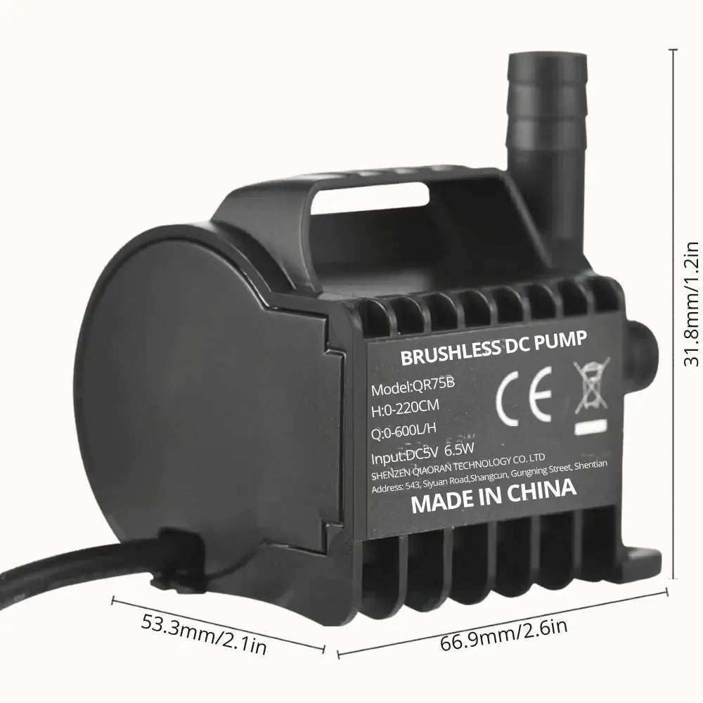 Pompe à eau électrique noire avec un design compact et des détails en relief sur le boîtier