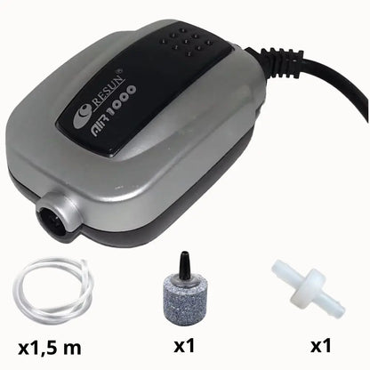 Pompe pour hydroponie grise avec un câble noir, un diffuseur et un tube transparent à côté