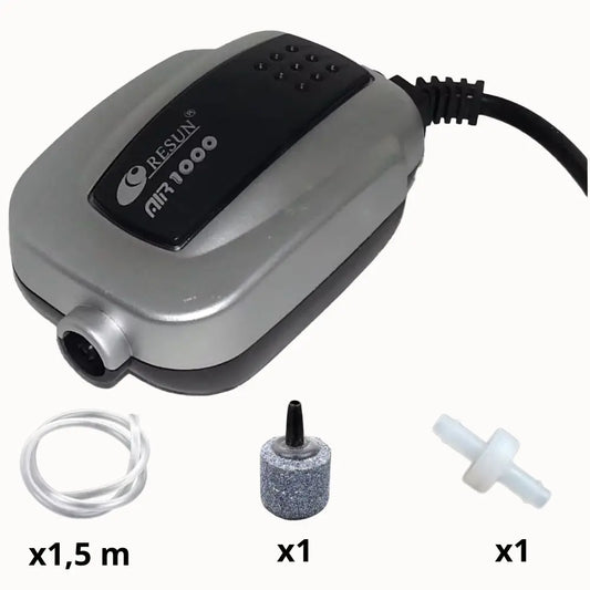 Pompe pour hydroponie grise avec un câble noir, un diffuseur et un tube transparent à côté