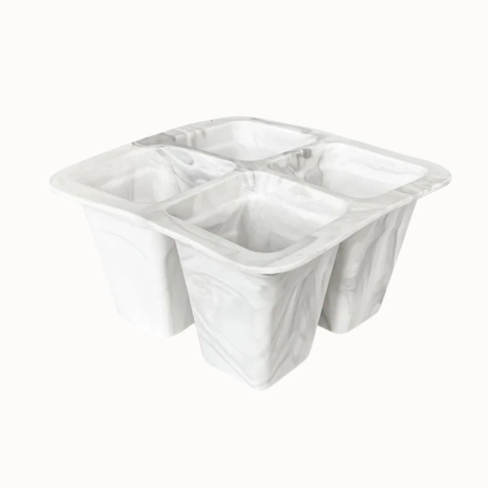 Plateau en silicone souple avec quatre compartiments de forme carrée et motif marbré blanc