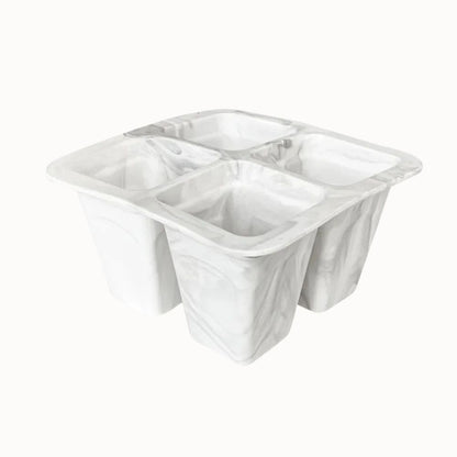 Plateau en silicone souple avec quatre compartiments de forme carrée et motif marbré blanc