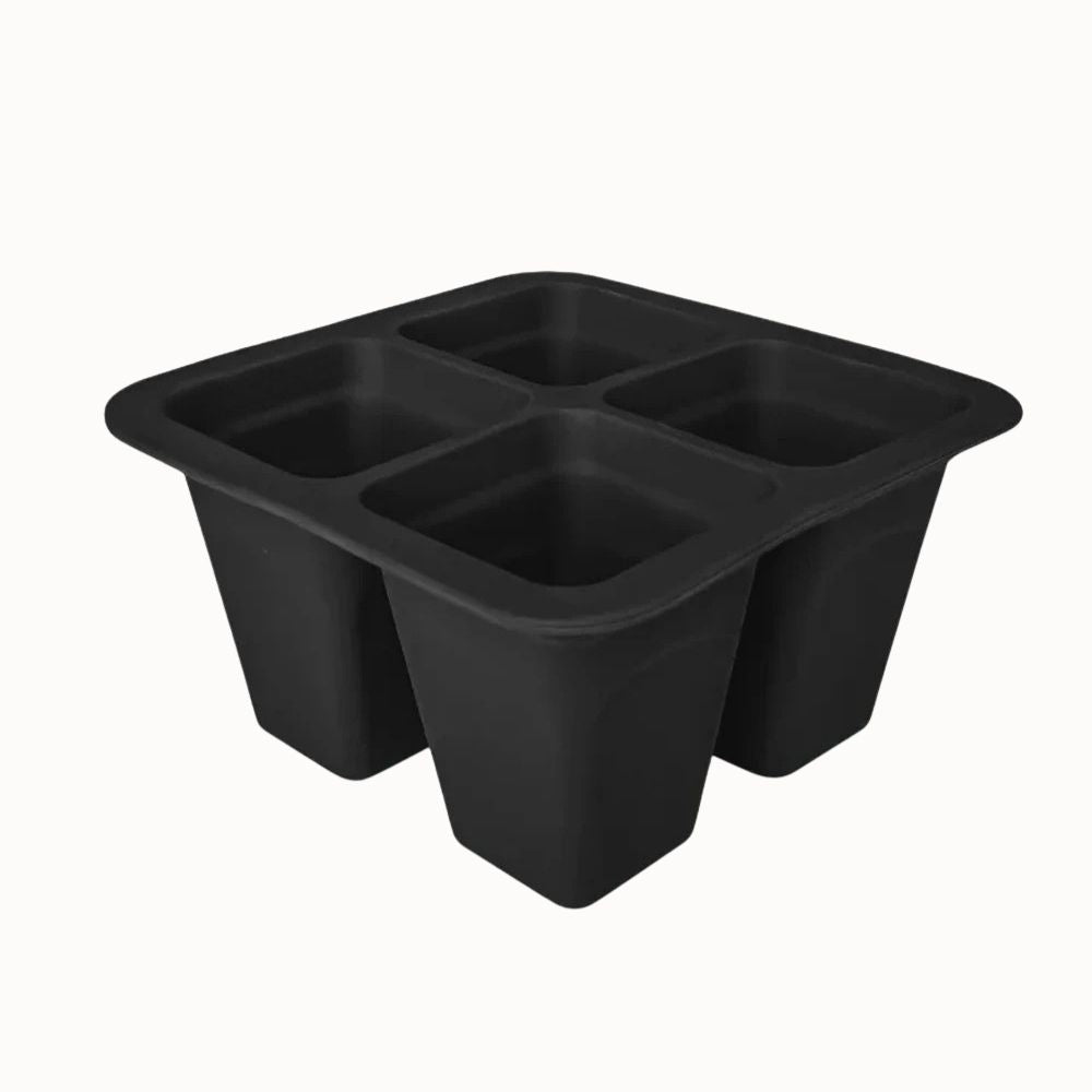 Plateau en silicone souple noir avec quatre compartiments de forme carrée et bords arrondis