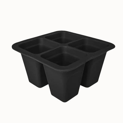 Plateau en silicone souple noir avec quatre compartiments de forme carrée et bords arrondis