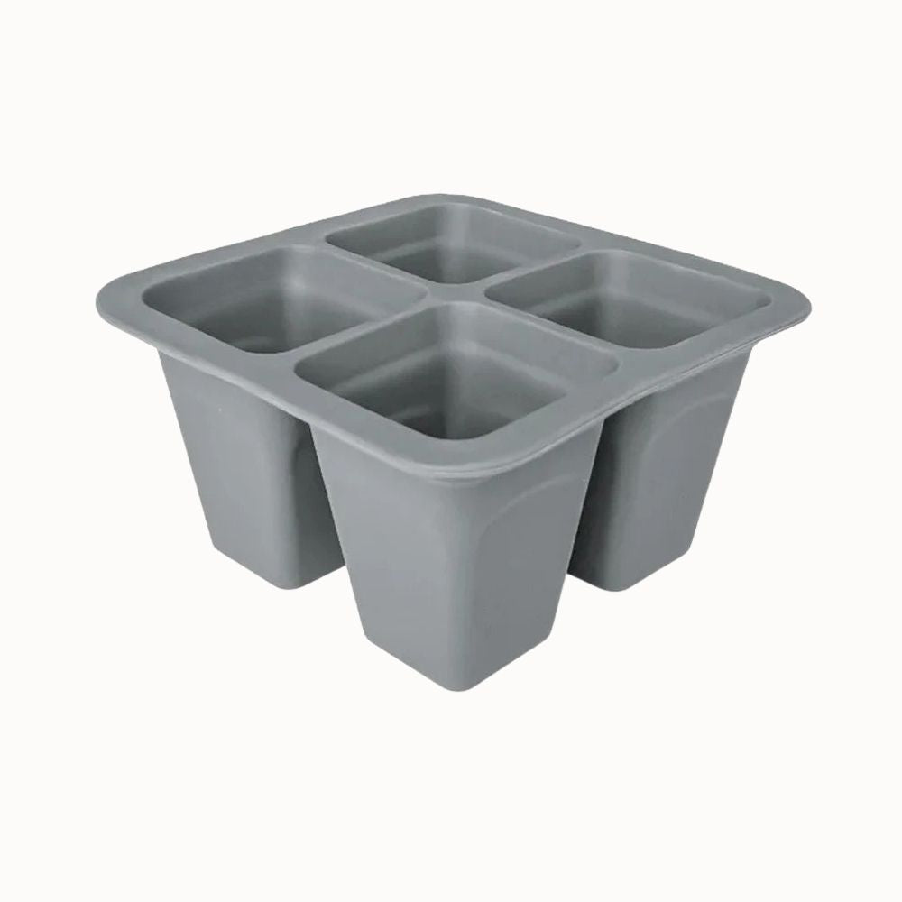 Plateau en silicone souple de couleur grise avec quatre compartiments carrés distincts