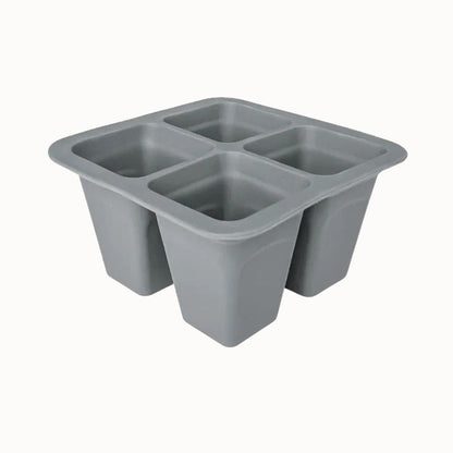 Plateau en silicone souple de couleur grise avec quatre compartiments carrés distincts