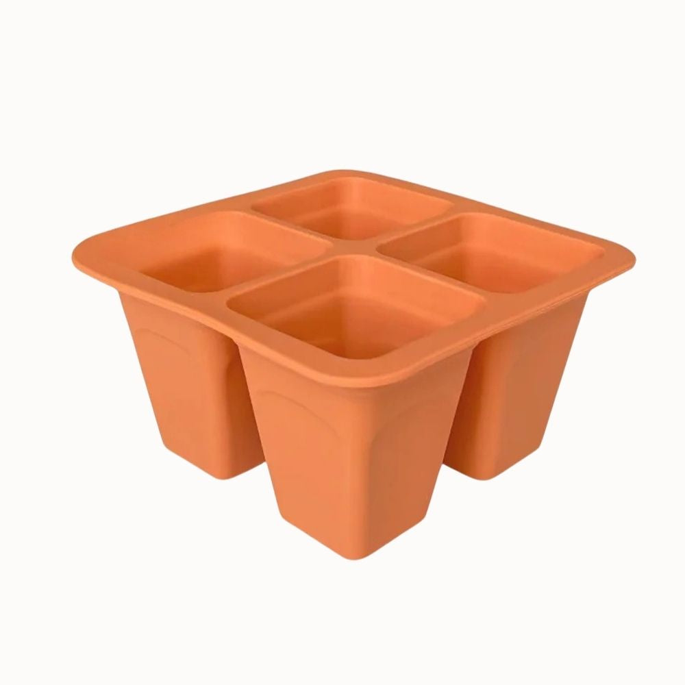 Plateau en silicone souple de couleur orange avec quatre compartiments carrés pour la culture des plantes