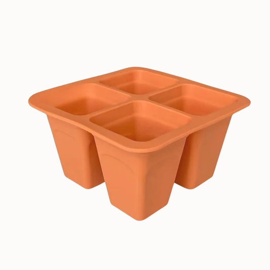 Plateau en silicone souple de couleur orange avec quatre compartiments carrés pour la culture des plantes