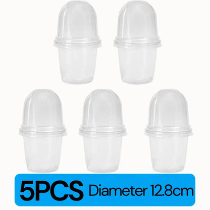 Cinq pots horticoles en plastique transparent avec couvercles, forme cylindrique et surface lisse