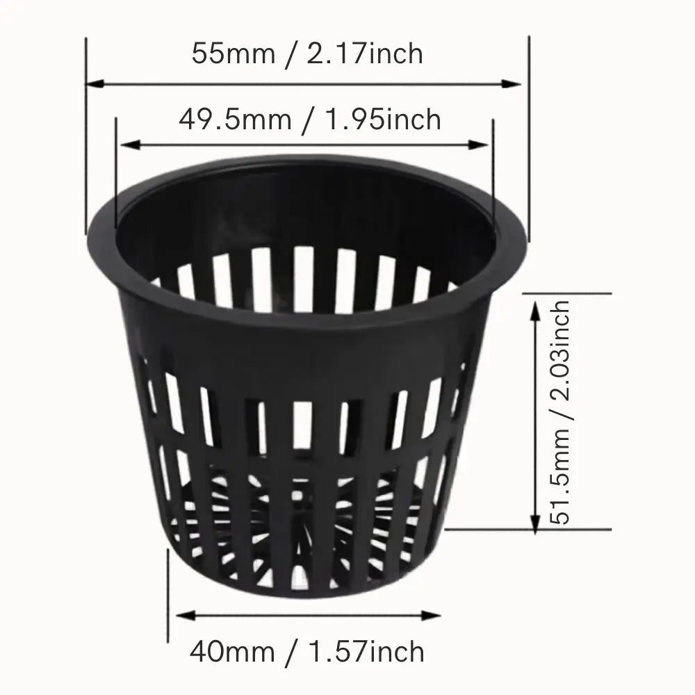 Panier de culture en plastique noir avec des perforations et une forme cylindrique, posé sur un fond blanc