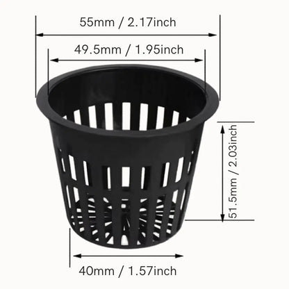 Panier de culture en plastique noir avec des perforations et une forme cylindrique, posé sur un fond blanc