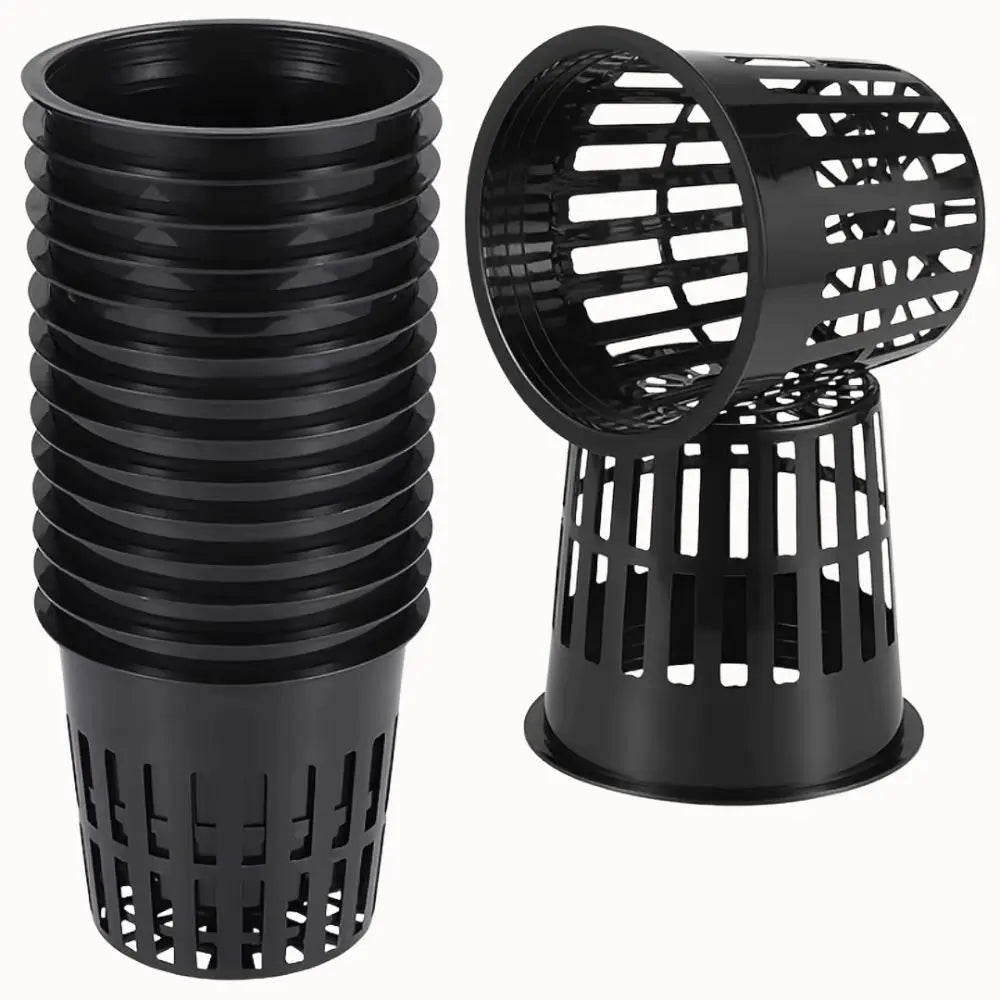 Empilement de pots en plastique noir avec des perforations pour la culture hydroponique