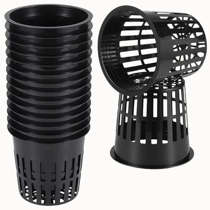 Empilement de pots en plastique noir avec des perforations pour la culture hydroponique