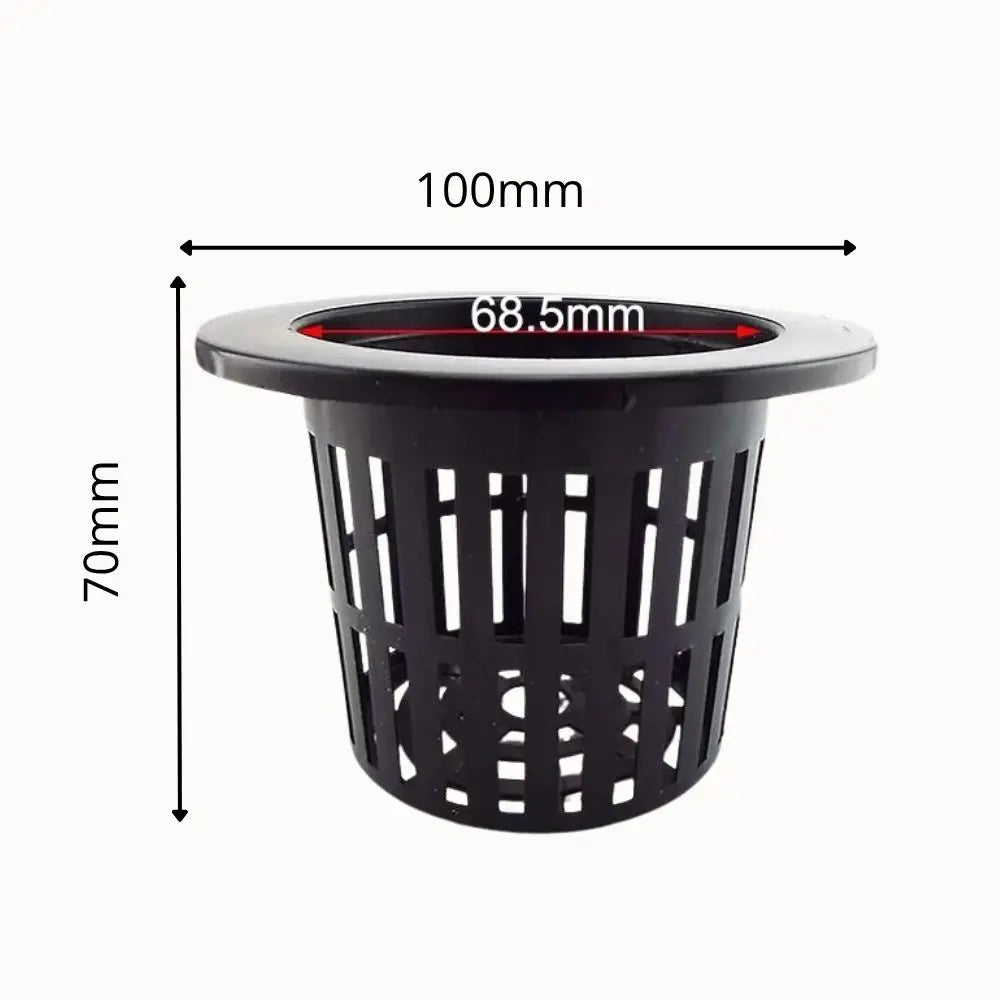 Panier noir en plastique avec des perforations, forme cylindrique et bord supérieur rouge visible