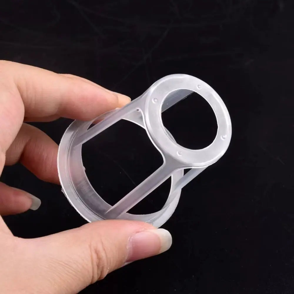 Main en train de tenir un pot hydroponique transparent en plastique avec des formes circulaires et des ouvertures
