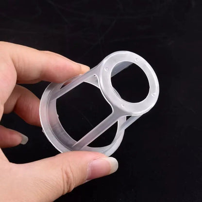 Main en train de tenir un pot hydroponique transparent en plastique avec des formes circulaires et des ouvertures