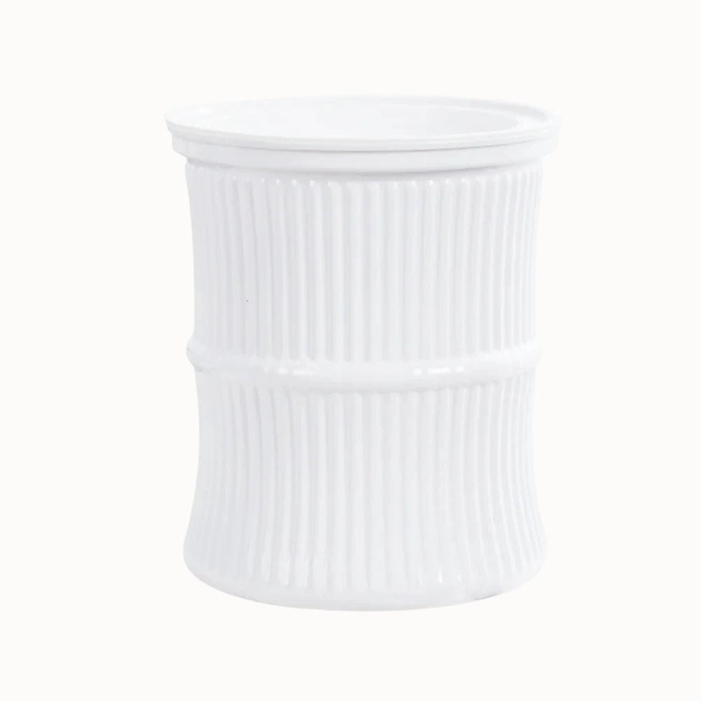 Vase auto-arrosant en céramique blanche avec des motifs striés et un design cylindrique élégant