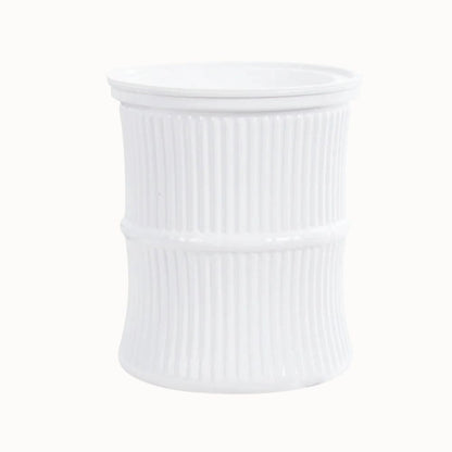 Vase auto-arrosant en céramique blanche avec des motifs striés et un design cylindrique élégant