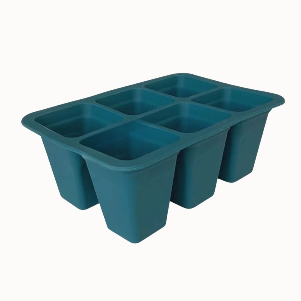 Plateau en silicone bleu avec six cellules de forme rectangulaire et bords légèrement arrondis