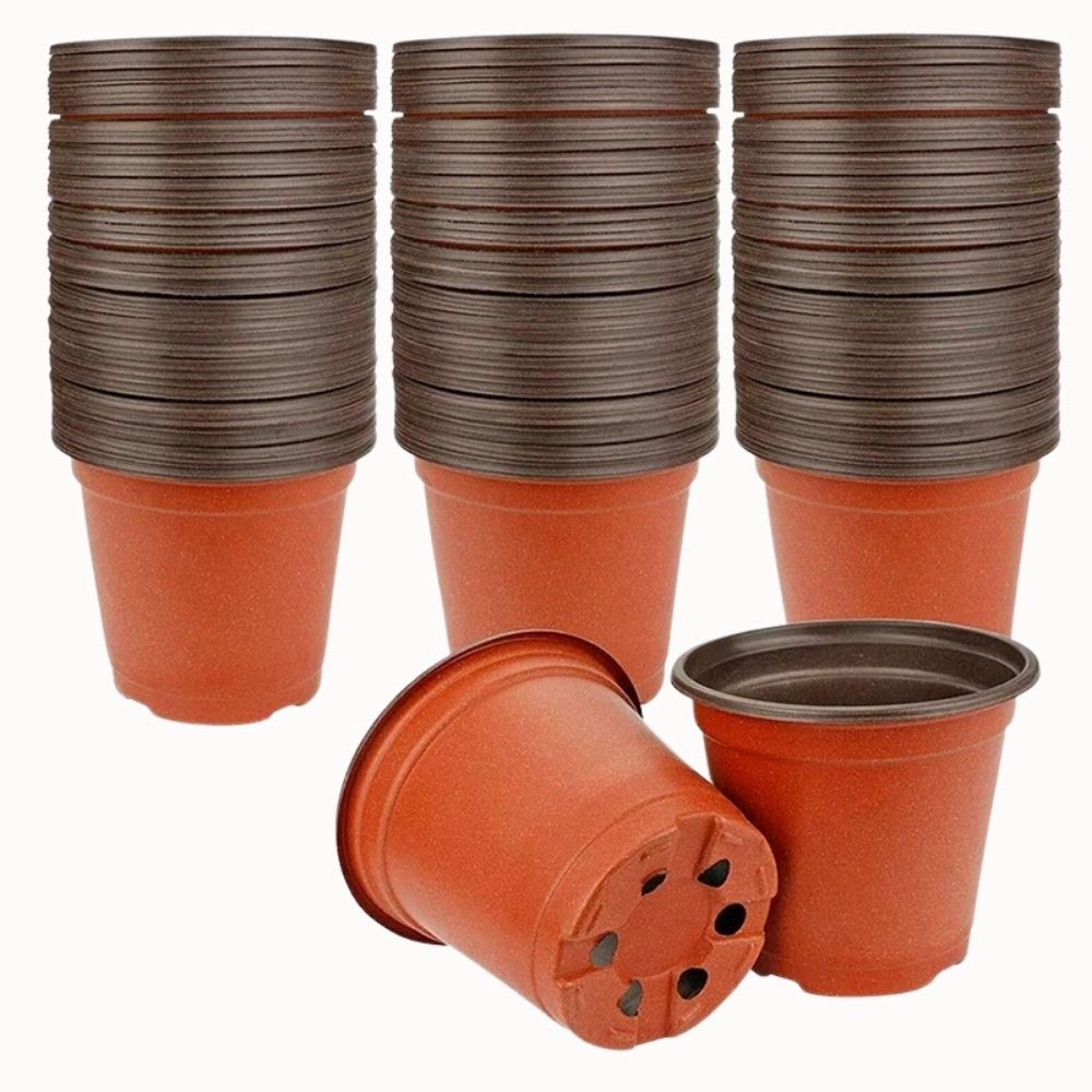 Lot de godets de culture en plastique souple de couleur orange empilés sur un fond blanc