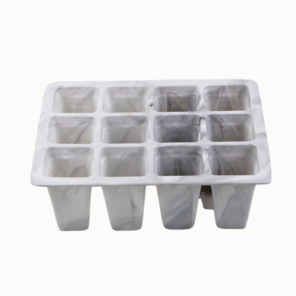 Bac en silicone blanc marbré avec douze cellules pour semis et drainage visible