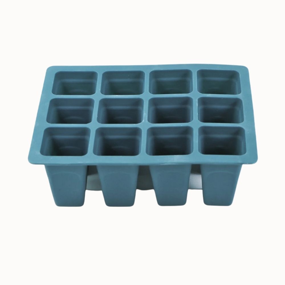 Bac en silicone bleu avec douze cellules carrées et fond perforé pour drainage