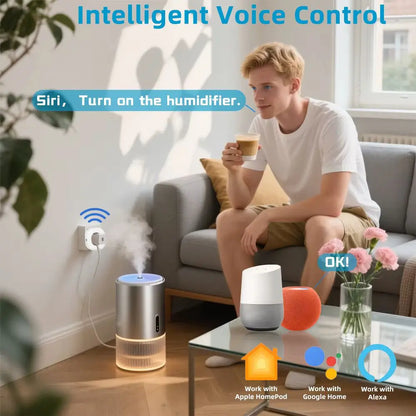 Un homme souriant utilise une prise connectée avec un humidificateur et un décor moderne en arrière-plan
