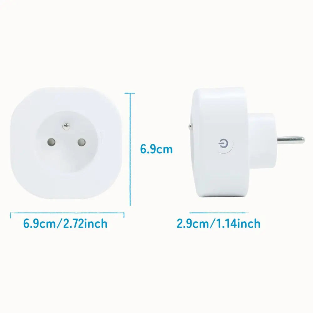 Prise connectée blanche avec deux trous ronds et un bouton sur le côté, fond clair