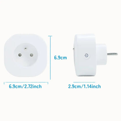 Prise connectée blanche avec deux trous ronds et un bouton sur le côté, fond clair
