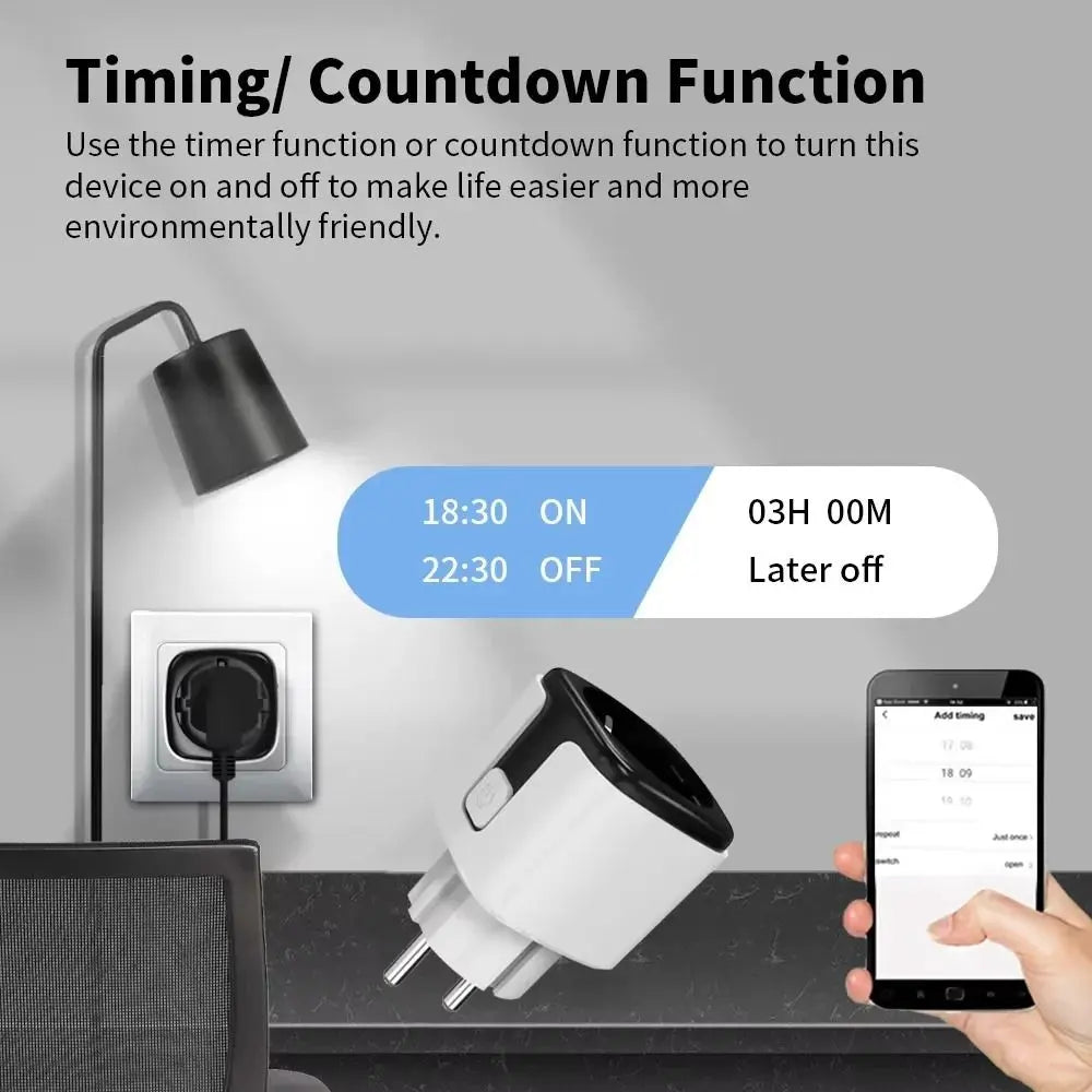 Prise connectée blanche avec un design moderne, branchée sur une prise murale, accompagnée d'un smartphone et d'une lampe noire