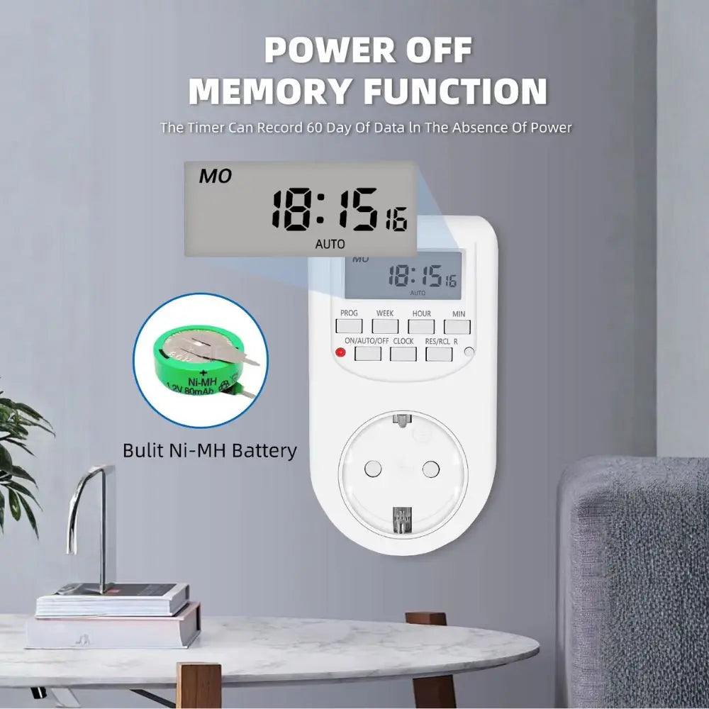 Minuteur digital blanc avec écran, boutons et prise, sur fond gris clair avec une batterie visible