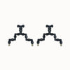 Buse de brumisation double en plastique noir avec plusieurs raccords et sorties d'eau visibles
