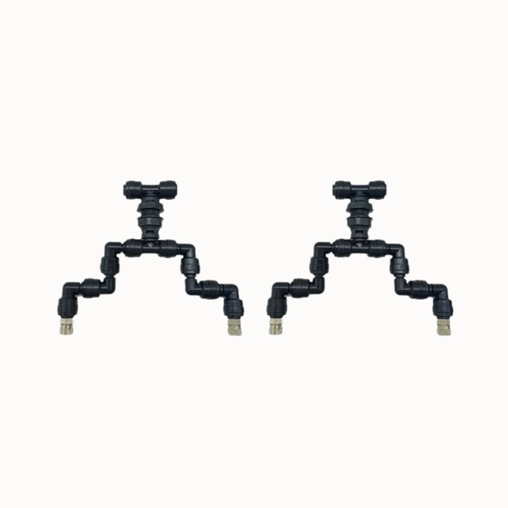 Buse de brumisation double en plastique noir avec plusieurs raccords et sorties d'eau visibles