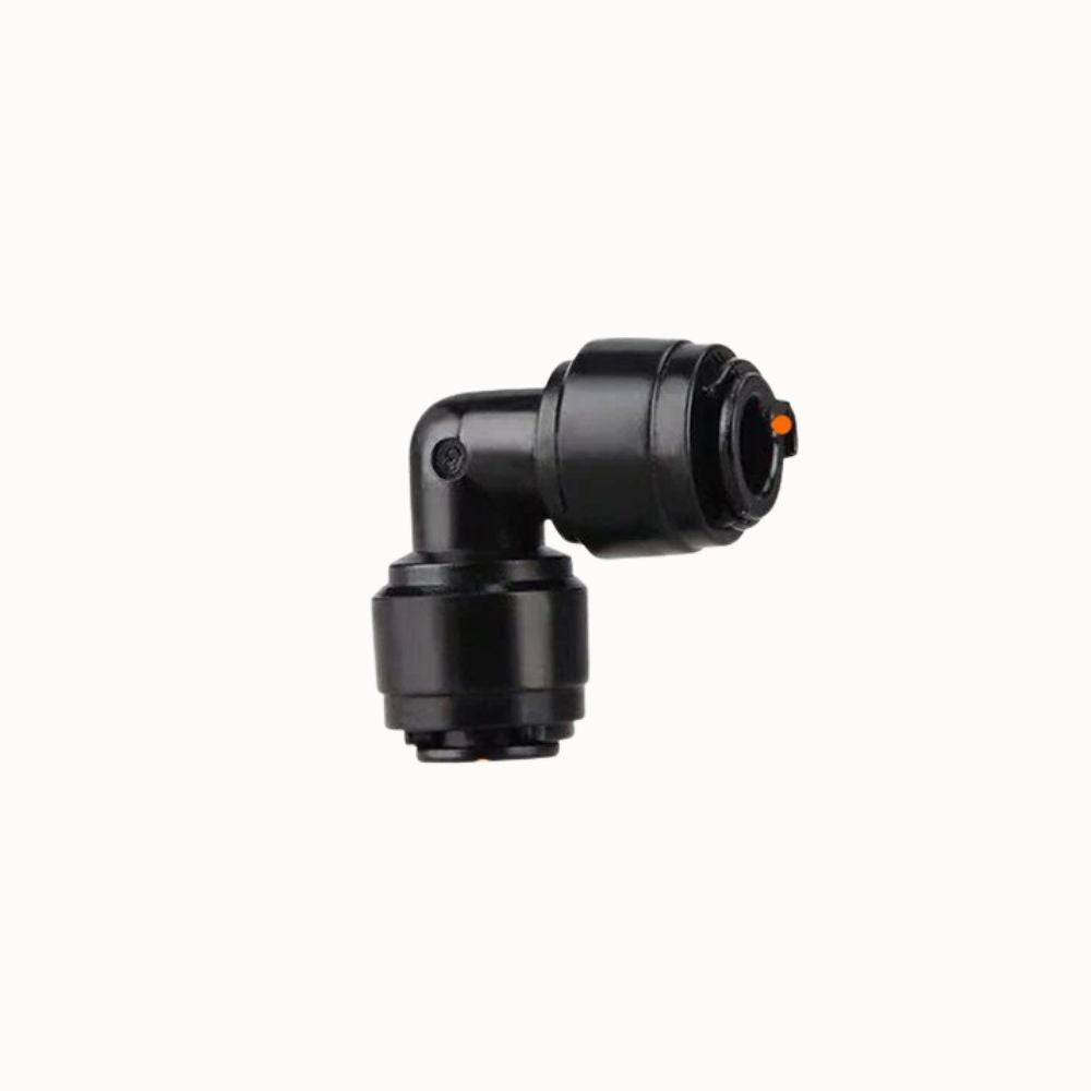 Raccord noir en plastique avec un coude à 90° et un mécanisme de connexion rapide visible