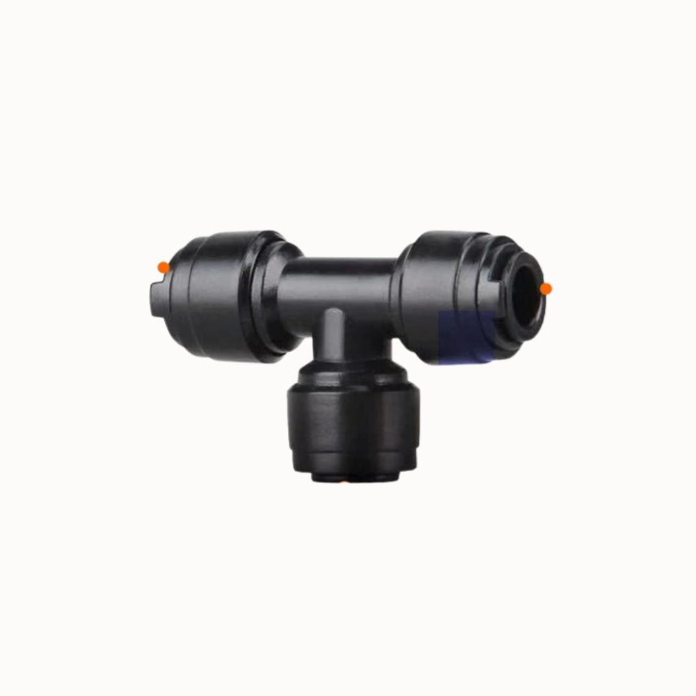 Raccord rapide en T noir avec deux embouts et un corps central, forme cylindrique et lisse