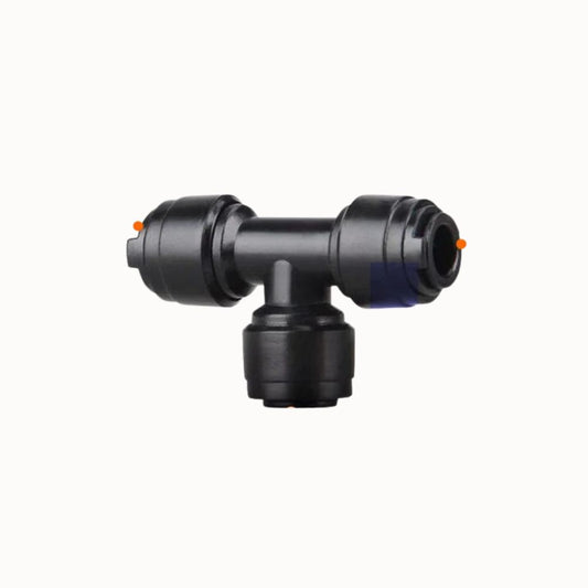 Raccord rapide en T noir avec deux embouts et un corps central, forme cylindrique et lisse