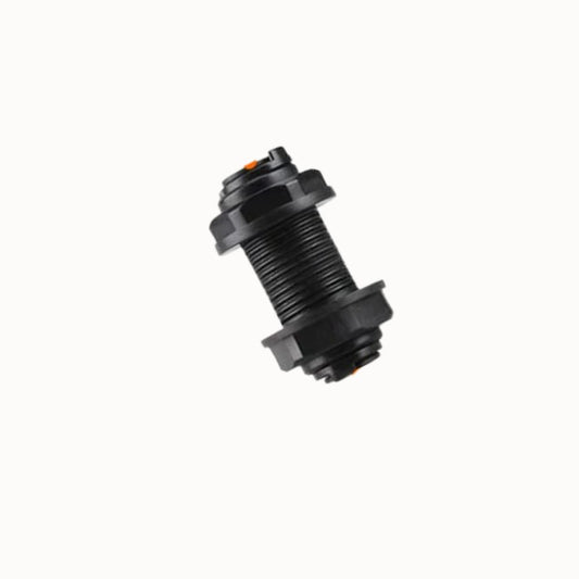 Raccord traversant de paroi en plastique noir avec filetage et joint orange visible sur l'image