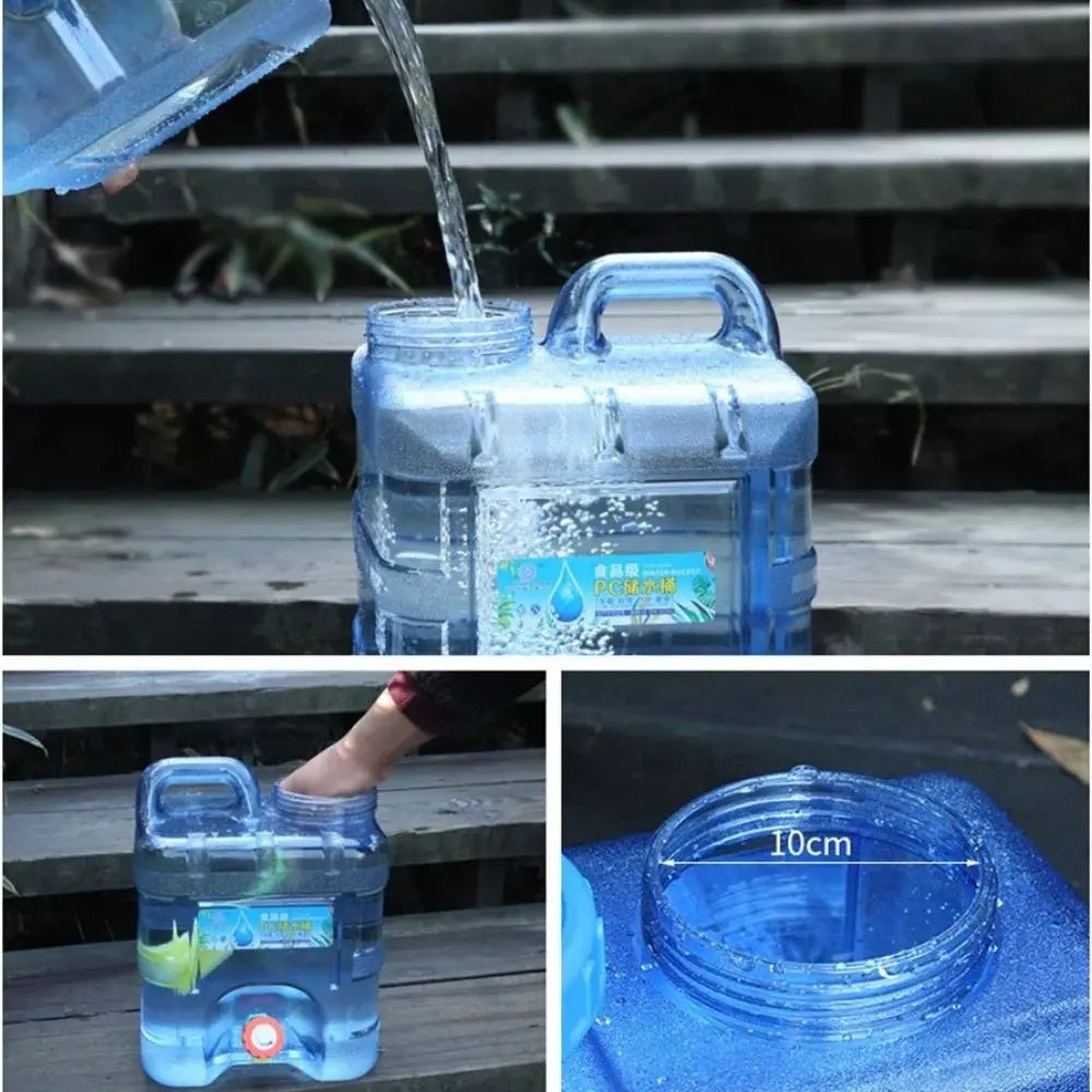 Réservoir d'eau de 18L en plastique transparent avec robinet, rempli et en cours de vidange