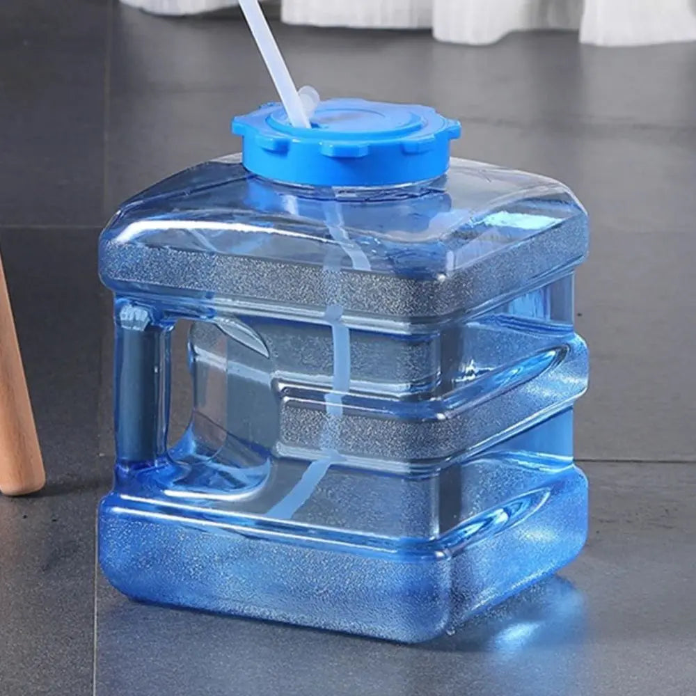 Réservoir d'eau transparent de 18L avec un bouchon bleu et une poignée pour un transport facile