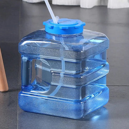 Réservoir d'eau transparent de 18L avec un bouchon bleu et une poignée pour un transport facile