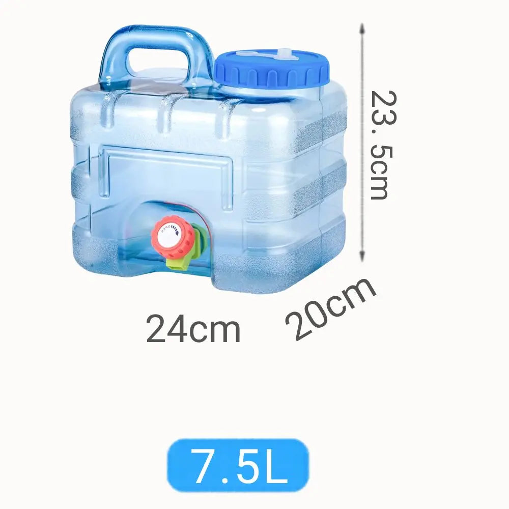 Bidon portable transparent de 7.5L avec robinet, dimensions visibles de 24cm x 20cm x 23.5cm