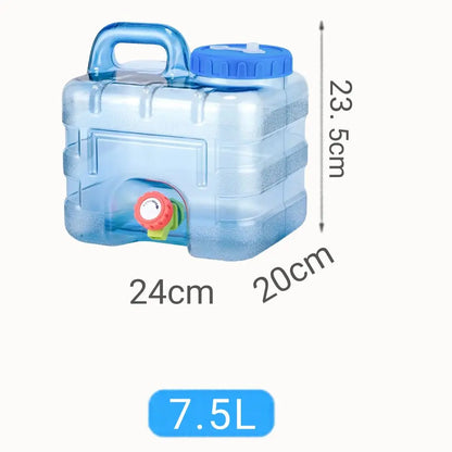 Bidon portable transparent de 7.5L avec robinet, dimensions visibles de 24cm x 20cm x 23.5cm