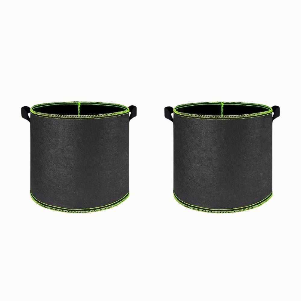 Deux sacs de culture en fibre respirante, de couleur noire avec des bordures vertes, ronds et sans contenu visible