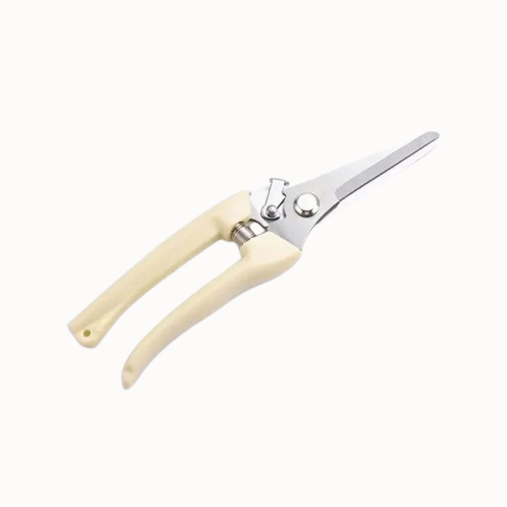 Sécateur bypass courbé avec poignées beige et lame en métal brillant sur fond blanc